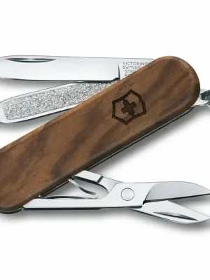 Aktuální Victorinox Classic SD Wood multifunction knife 58 mm, walnut wood, 5 functions