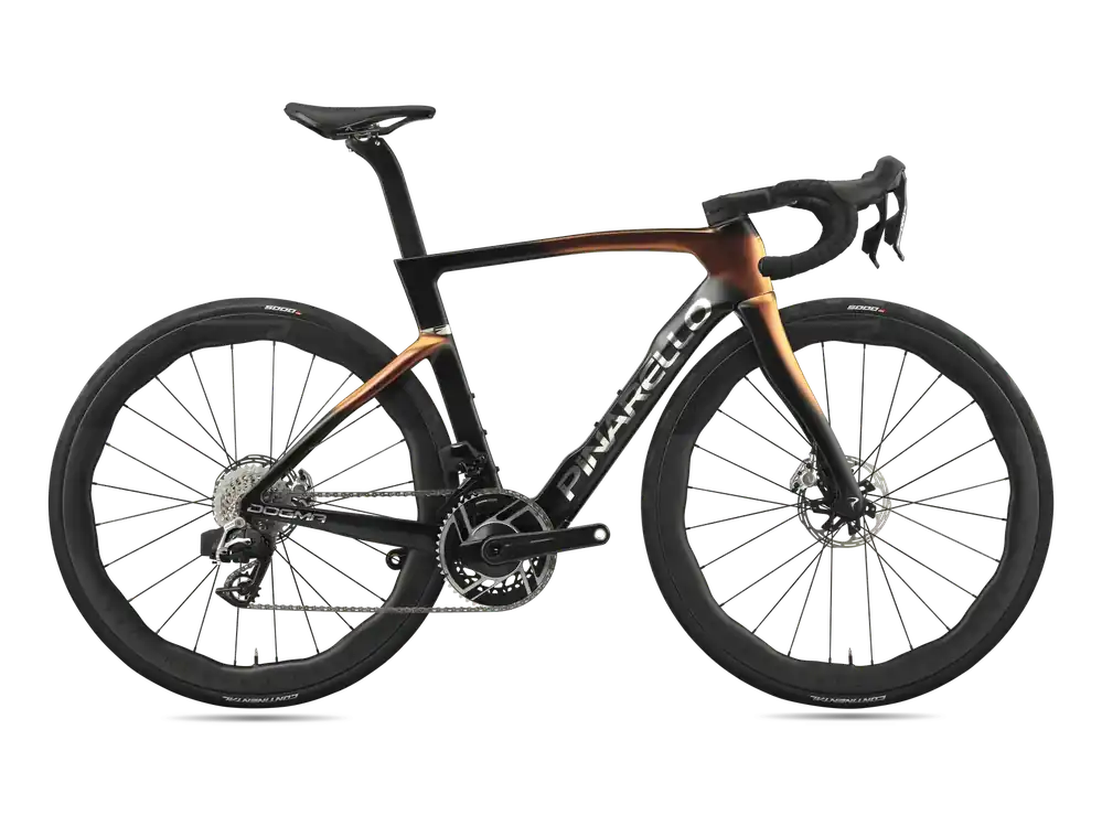 Nakupujte Hned Pinarello Dogma F Red AXS 2x12 DB (MY26) 430 černá/zlatá